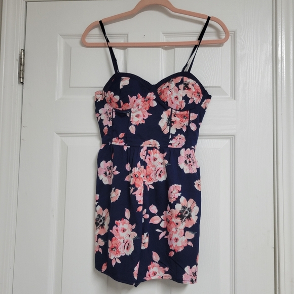 Band Of Gypsies NWT Navy Floral Romper. - Picture 1 of 12